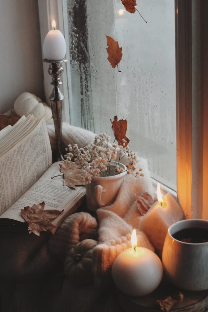 Lesen im Herbst im Kerzenlicht