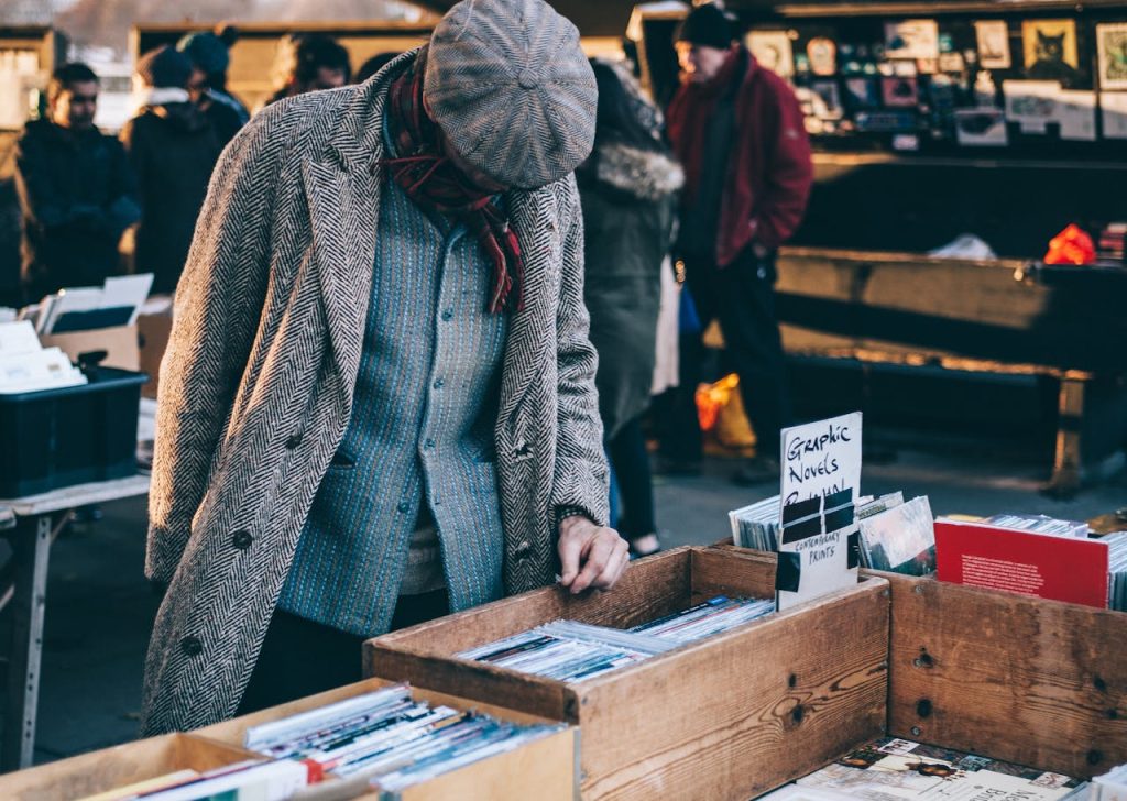 Kauf von Büchern am Buchstand